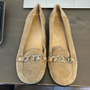 Women Vionic flats beige size 9